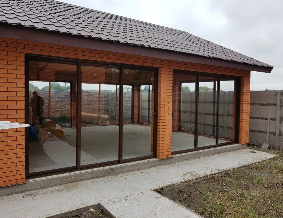 Беседка с кирпичными столбами