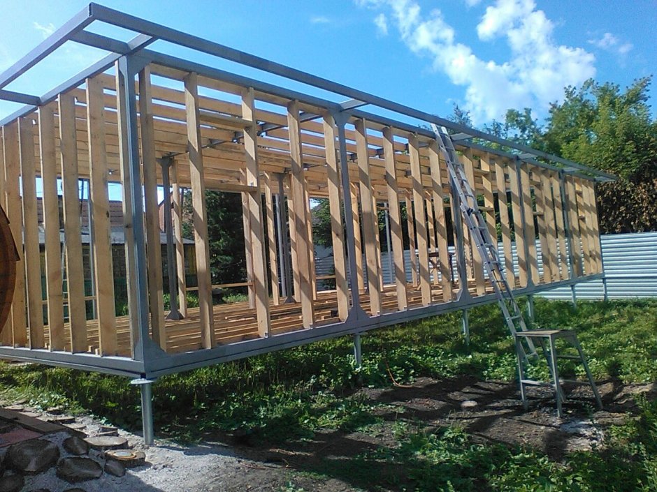 Домик на металлическом каркасе