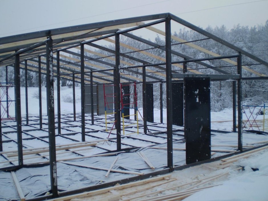 Домик из металлокаркаса