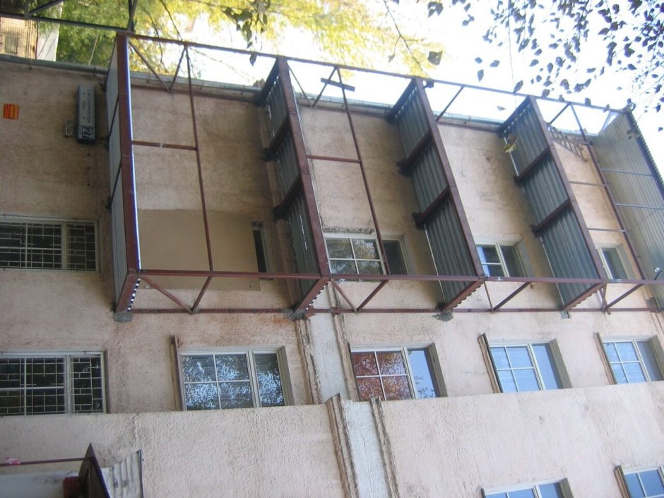 Балкон на первом этаже