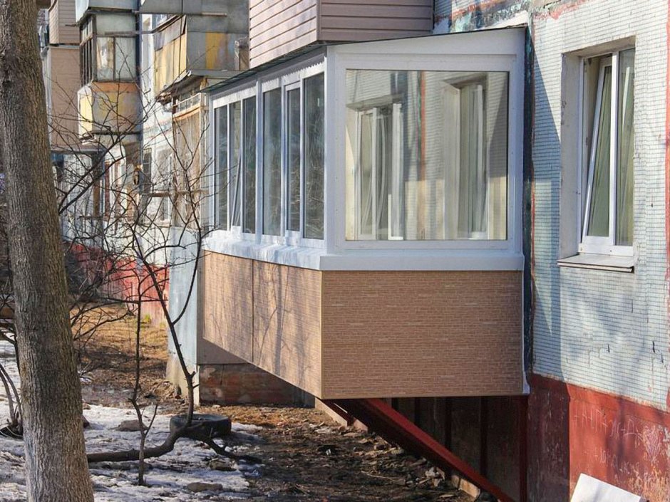Навесной балкон на первом этаже