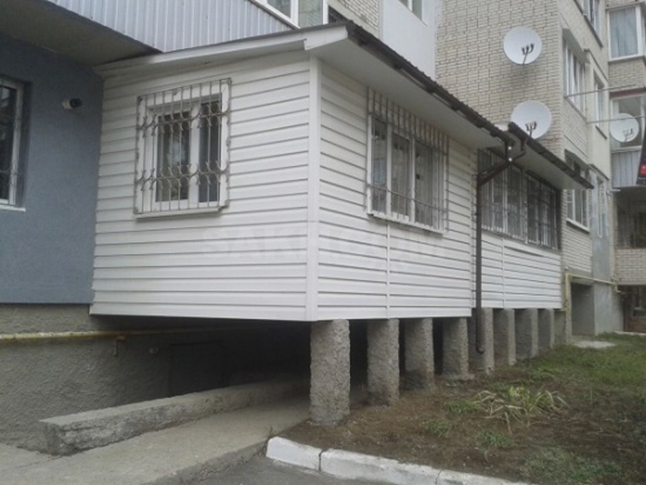 Пристройка к многоэтажному дому на первом этаже
