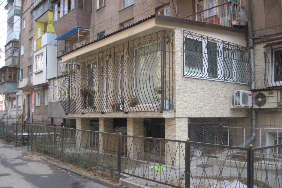 Пристройка балкона на первом этаже