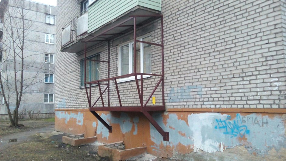 Балкон на сваях на первом этаже