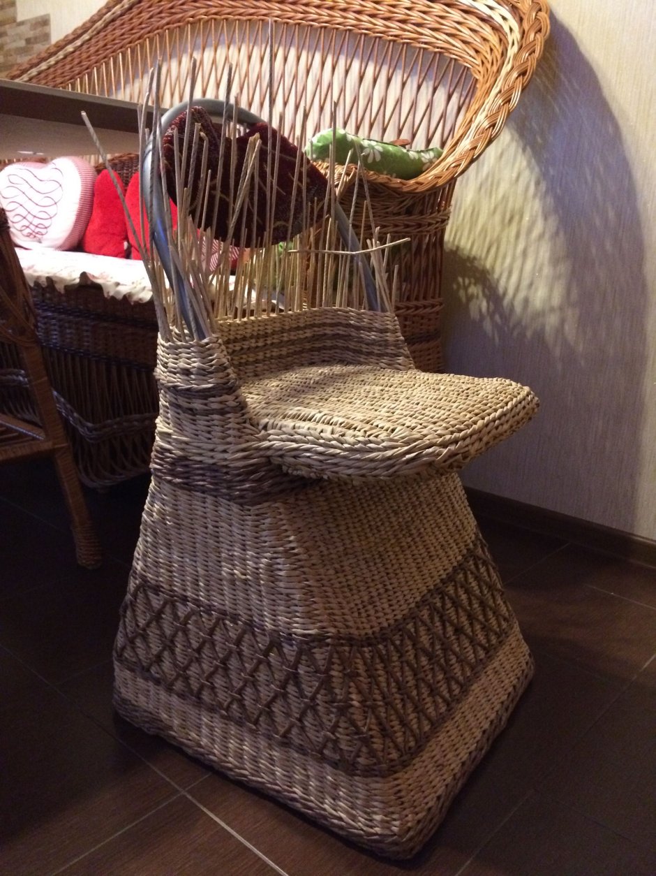 Плетеный столик из бумажной лозы