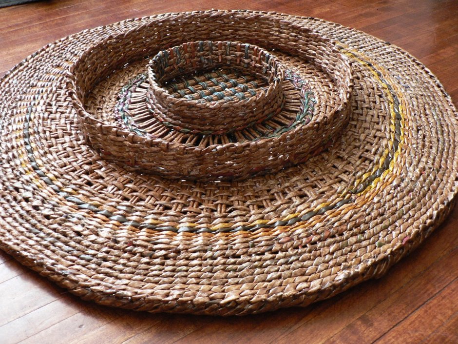 Плетеный короб из газетных трубочек