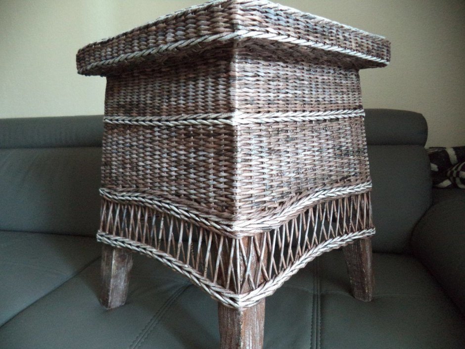 Плетеный журнальный столик