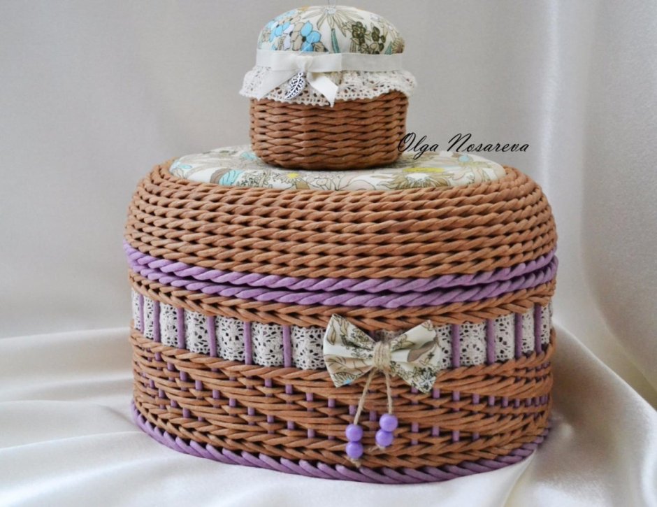 Плетеная полка из газетных трубочек