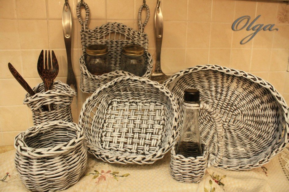 Полочки из газетных трубочек для кухни