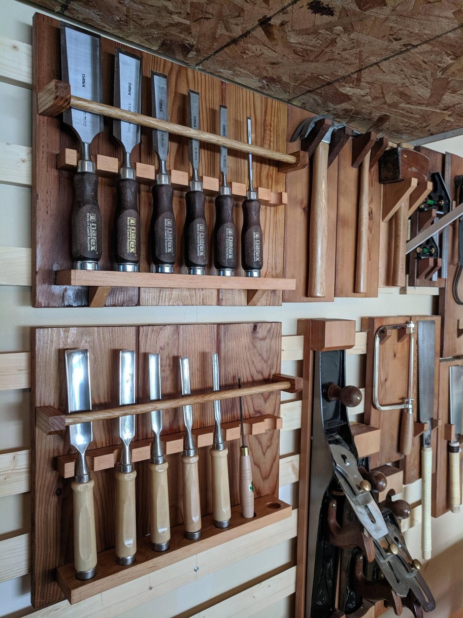 Полки в столярной мастерской