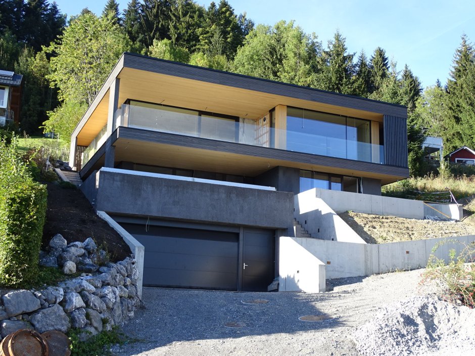 Современный дом на склоне