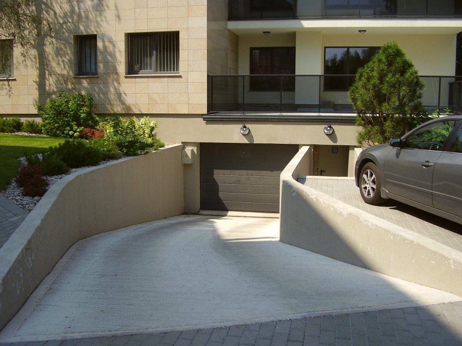 Въездной пандус в подземный паркинг