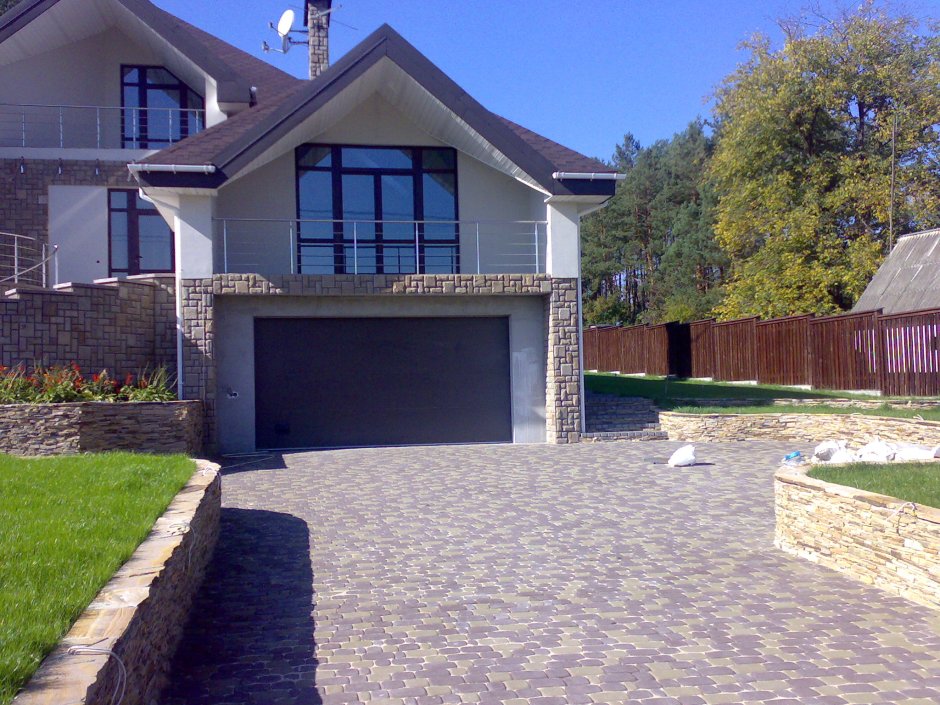 Гараж на участке с уклоном