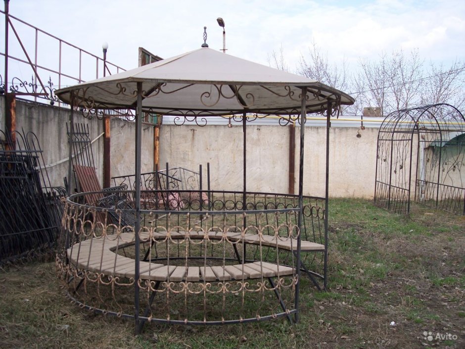 Овальная беседка из арматуры