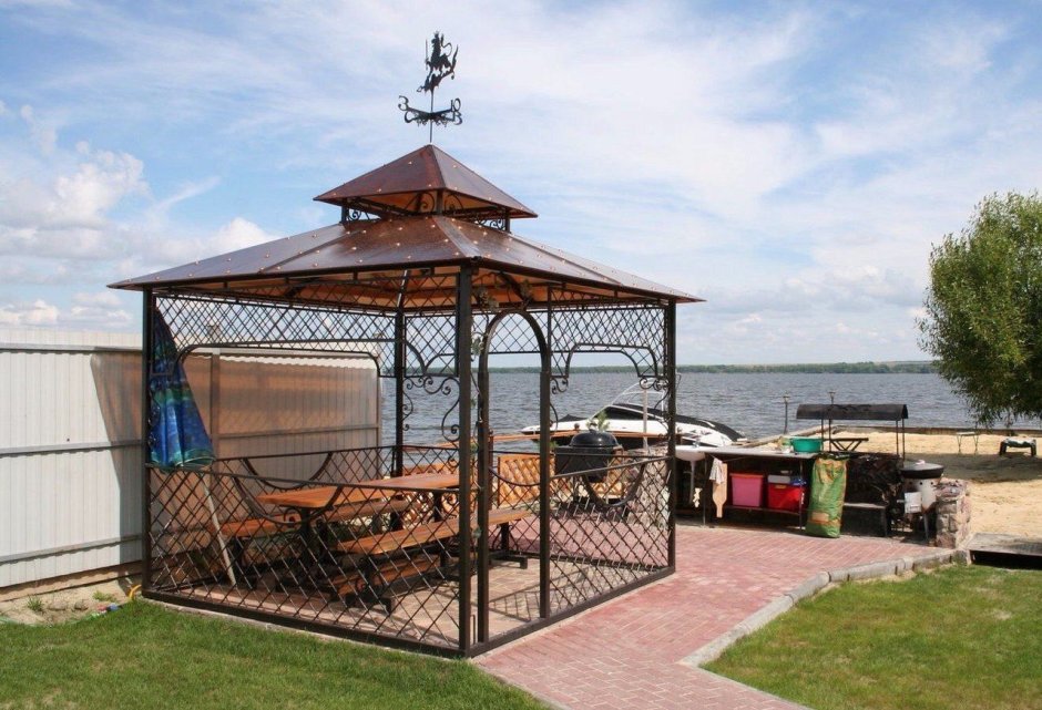 Беседка с вензелями