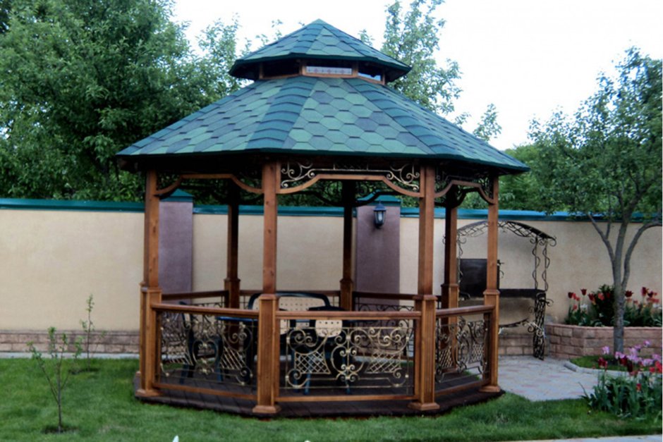 Деревянная беседка с ковкой