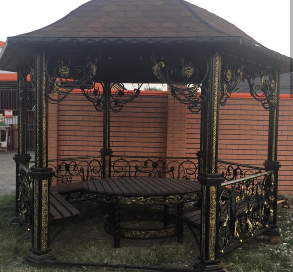 Беседка с коваными элементами