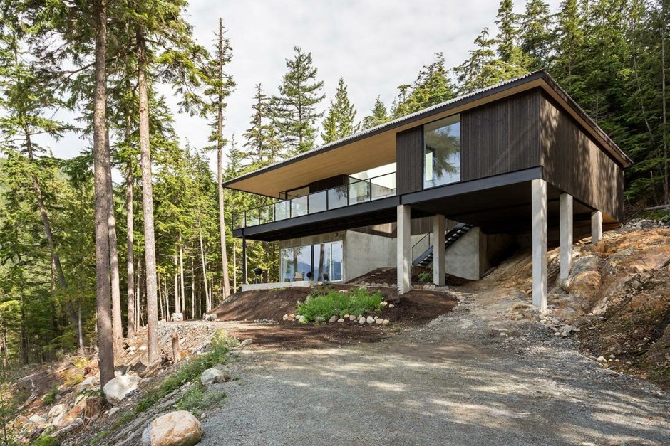 Дом на сваях на склоне