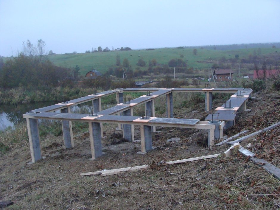 Ленточный свайно-ростверковый фундамент с уклоном