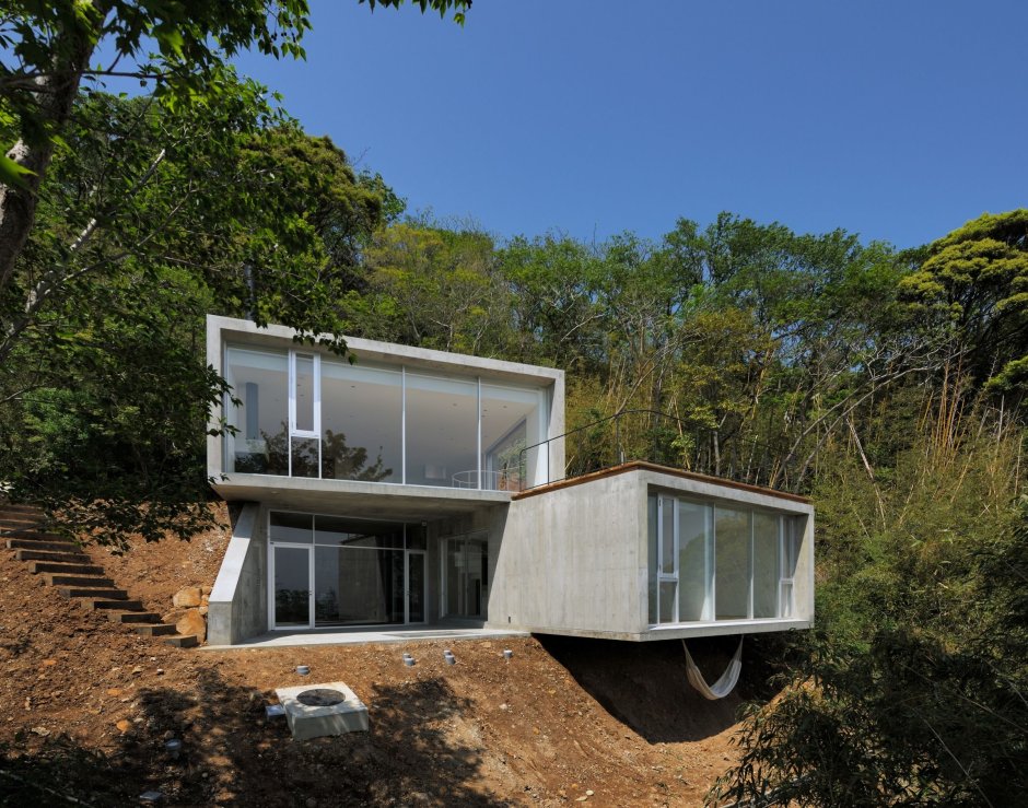 Небольшой домик на склоне