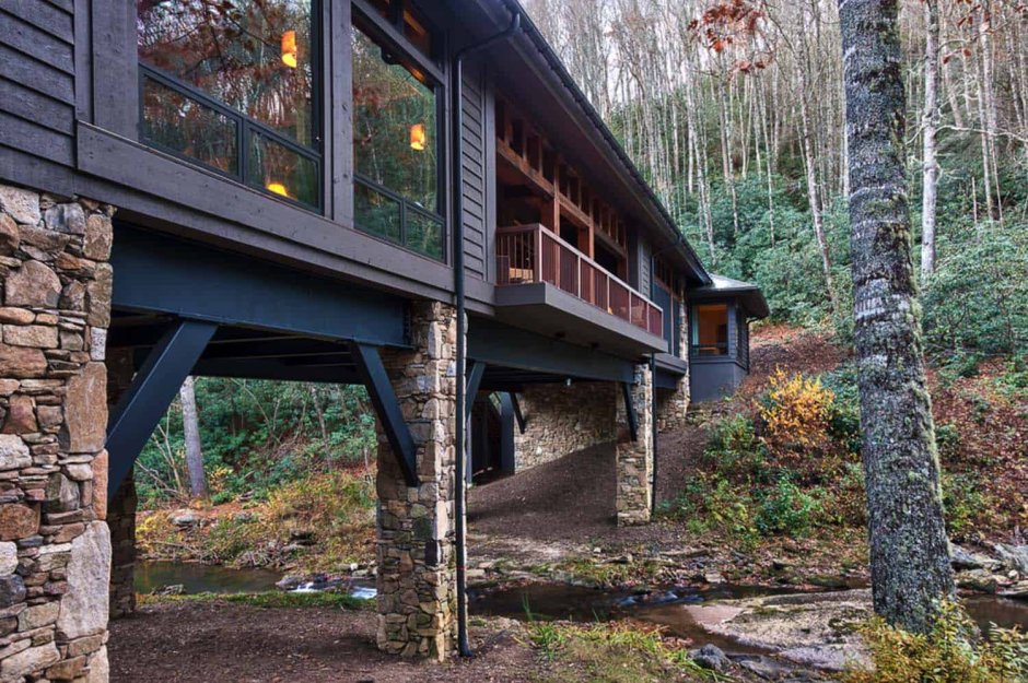 Дом на высоких сваях на склоне