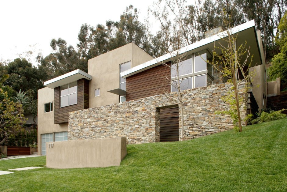 Дом на участке с уклоном