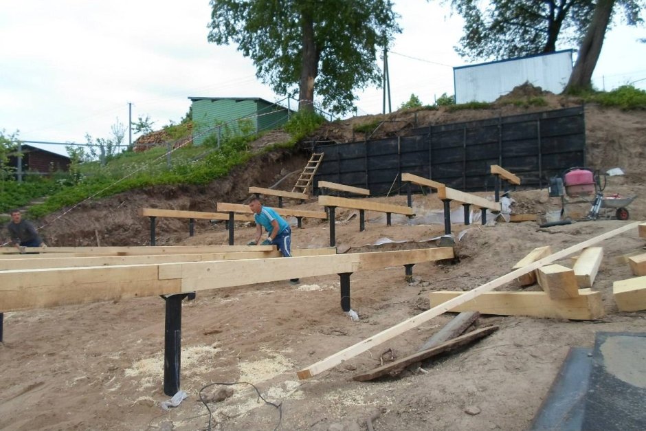 Свайный фундамент на склоне