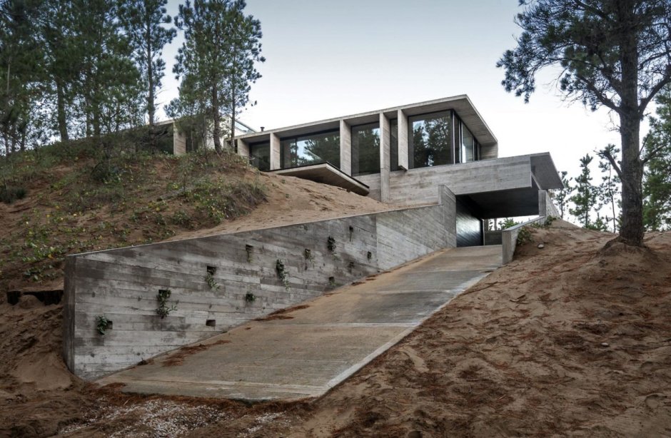 Монолитный дом на склоне