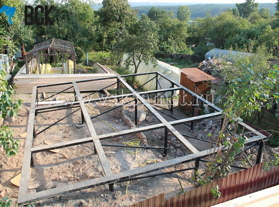 Терраса на сваях на склоне