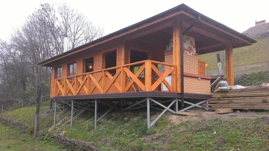 Беседка на сваях на склоне