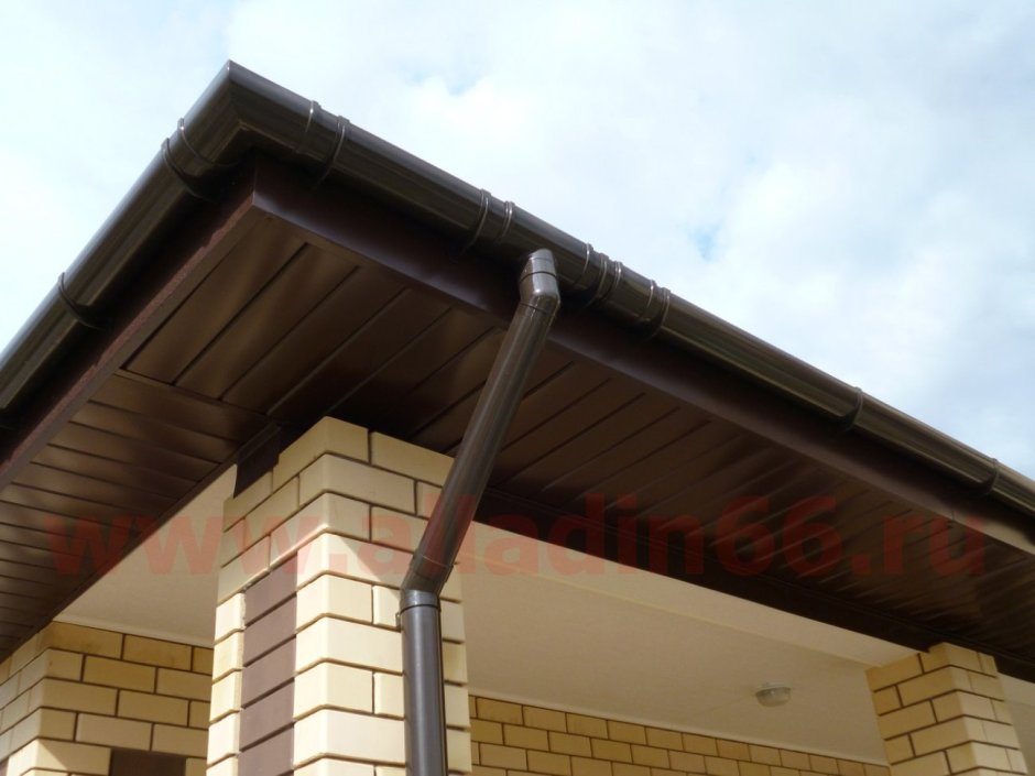 Подшивка крыльца софитами