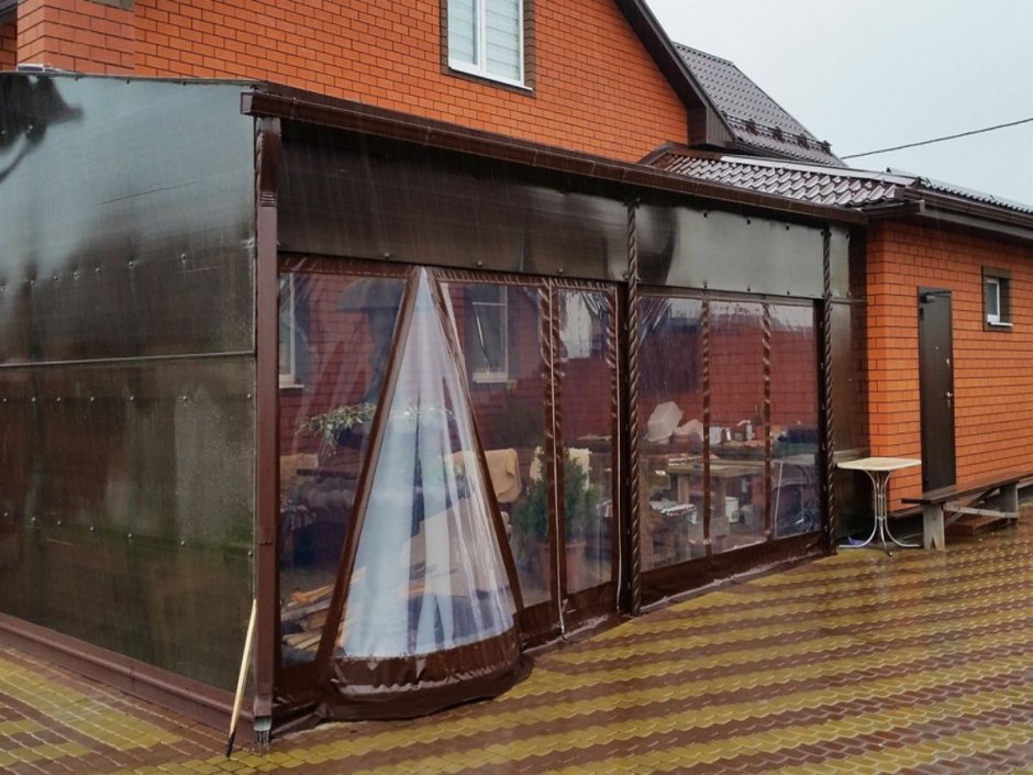 Прозрачные рулонные шторы для беседок