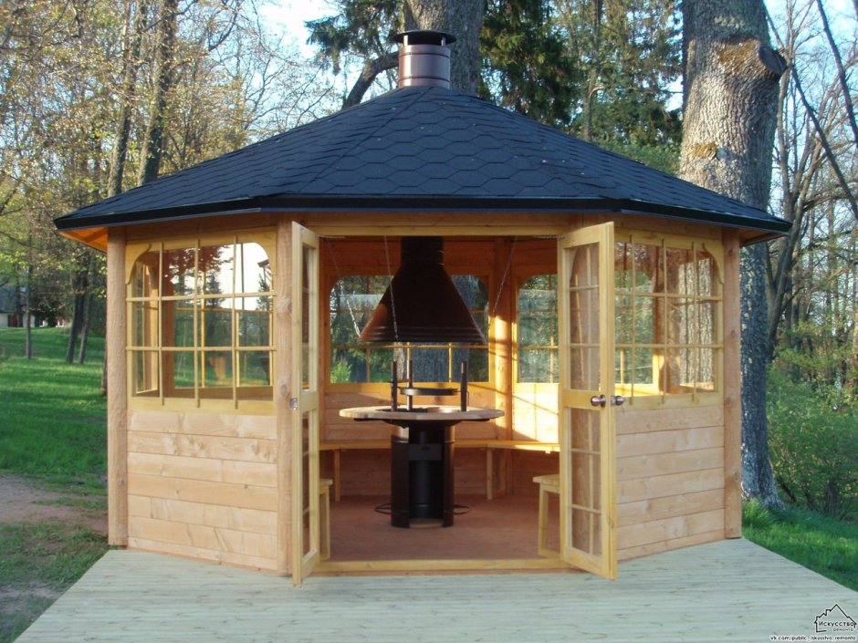Деревянная крытая беседка