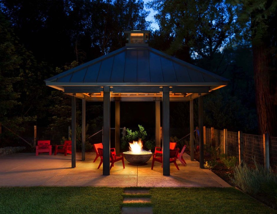 Беседка с очагом в центре