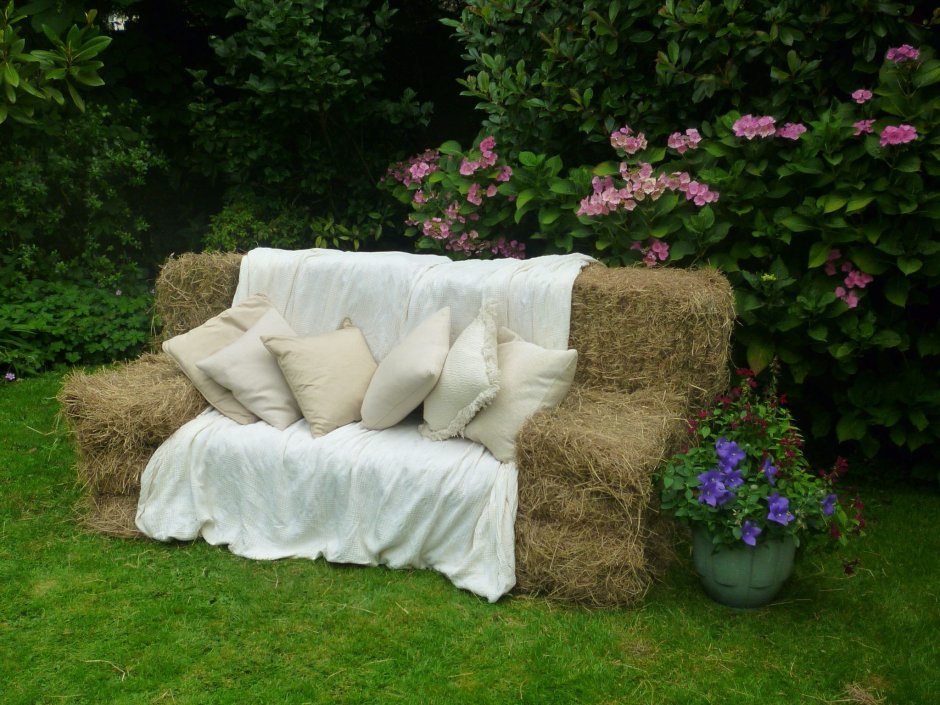Диван из соломы