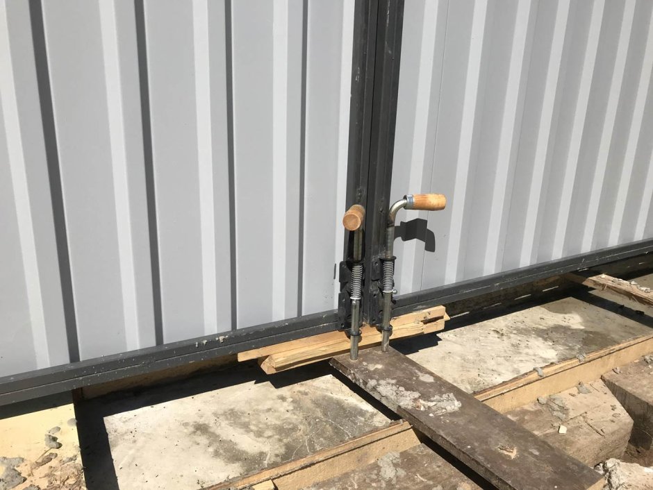 Профиль снизу калитки щель