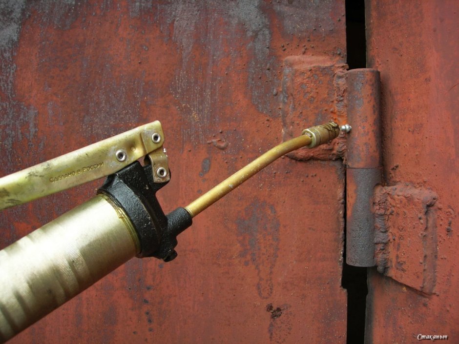 Смазка петель гаражных ворот