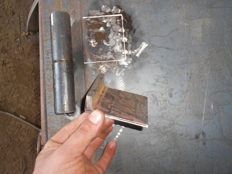 Приварка петель к металлической двери