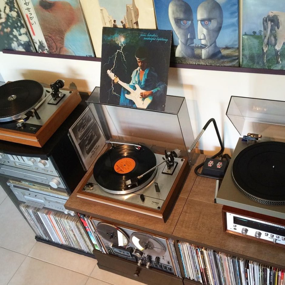 Проигрыватель виниловых пластинок в интерьере