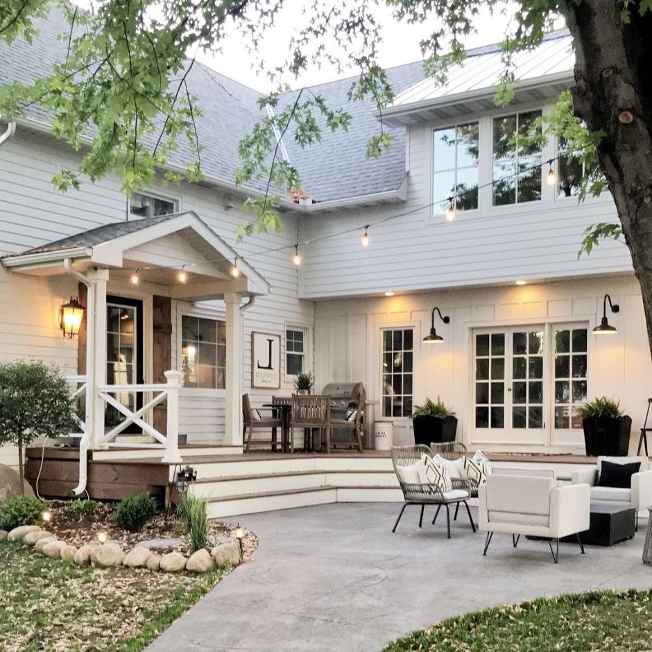 Современный двухэтажный дом с террасой