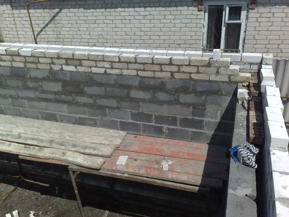 Кирпичный гараж с двускатной крышей