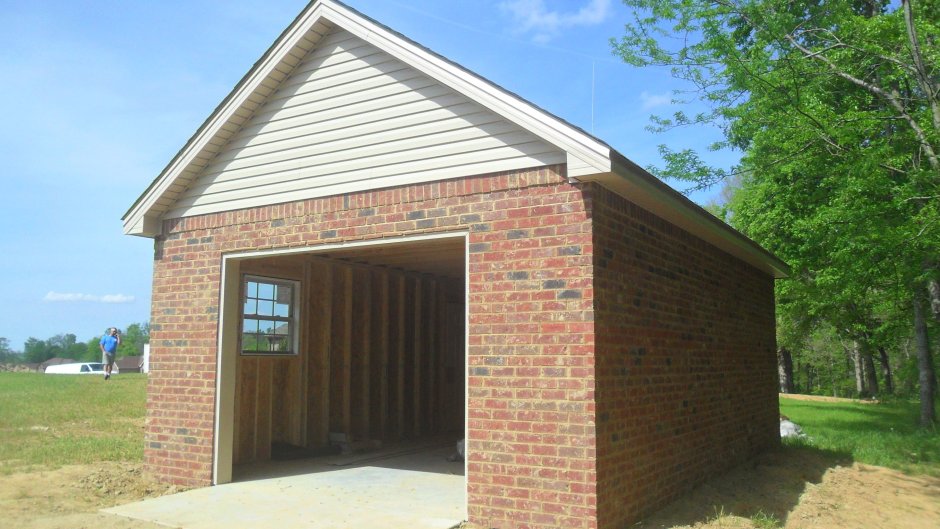 Гараж из красного кирпича