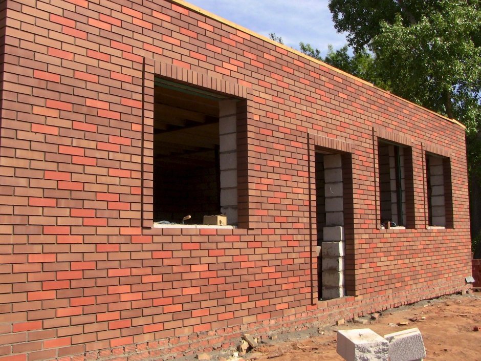 Красивый гараж из кирпича