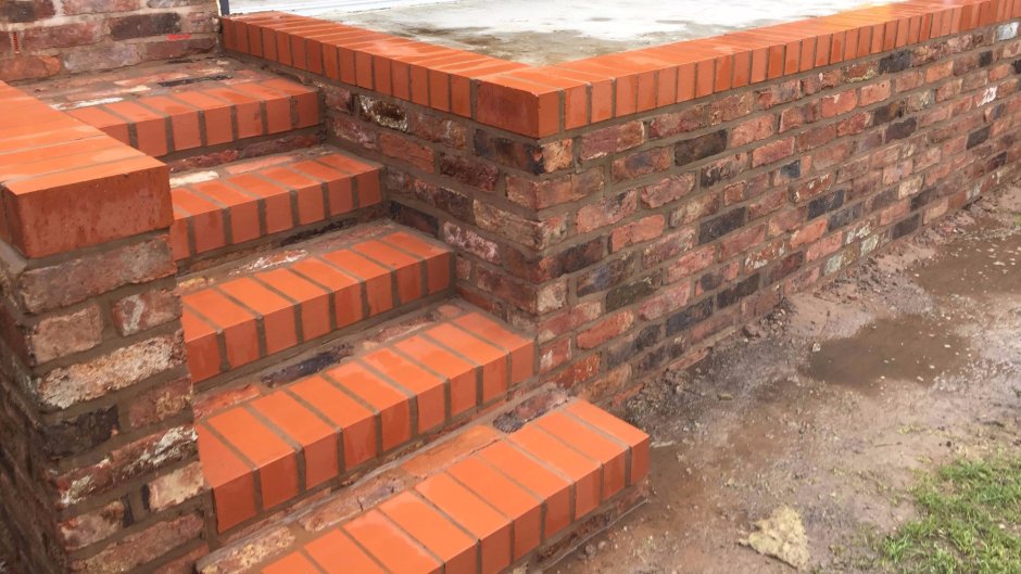 Гараж снаружи крашеный из блоков