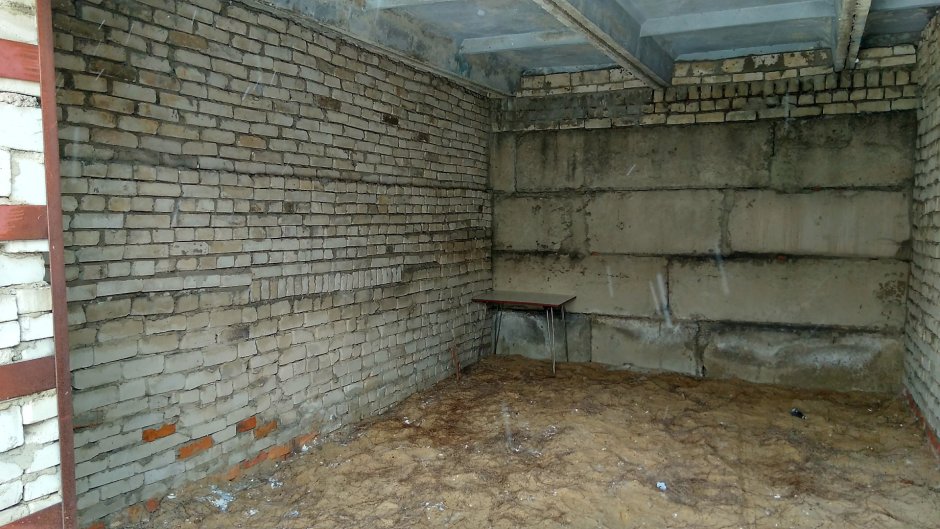 Кирпичный забор с гаражом