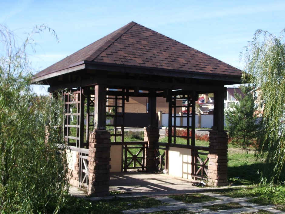 Беседка из камня и дерева