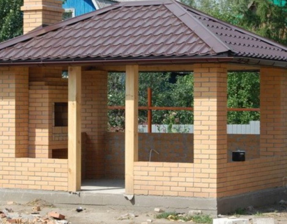 Беседка с четырехскатной крышей и мангалом