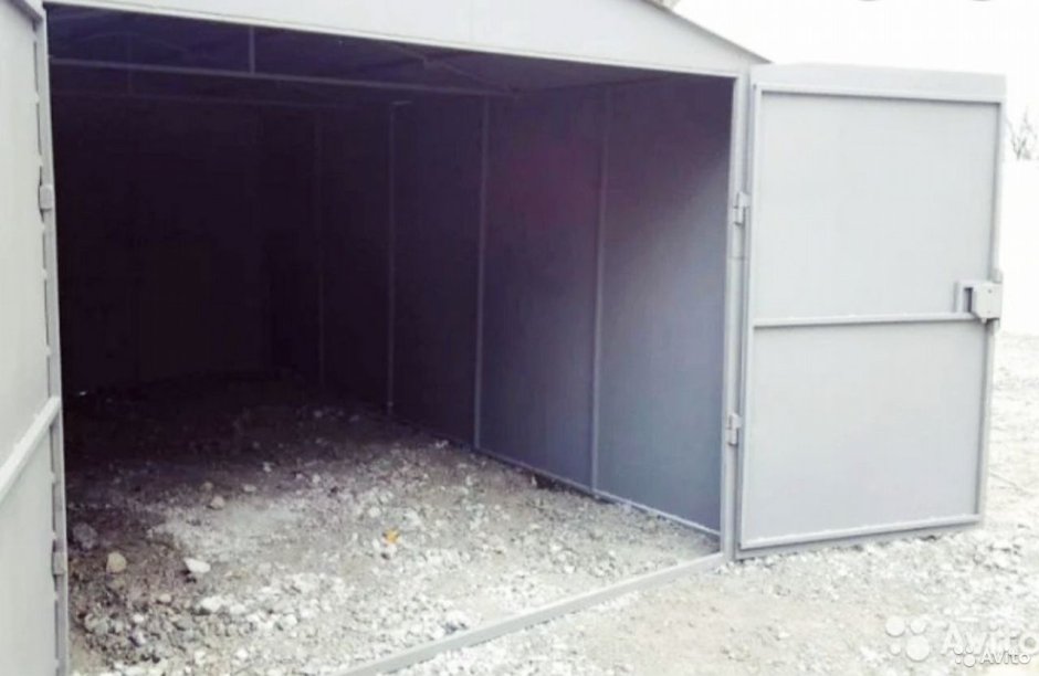 Большой металлический гараж
