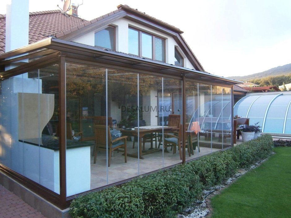 Стеклянная беседка пристроенная к дому