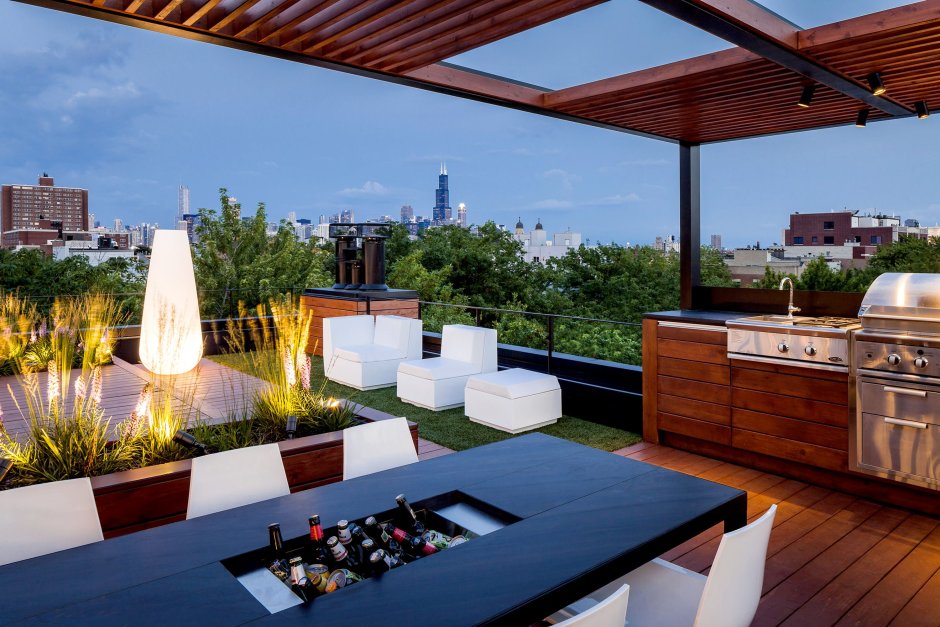 Терраса у дома с крышей